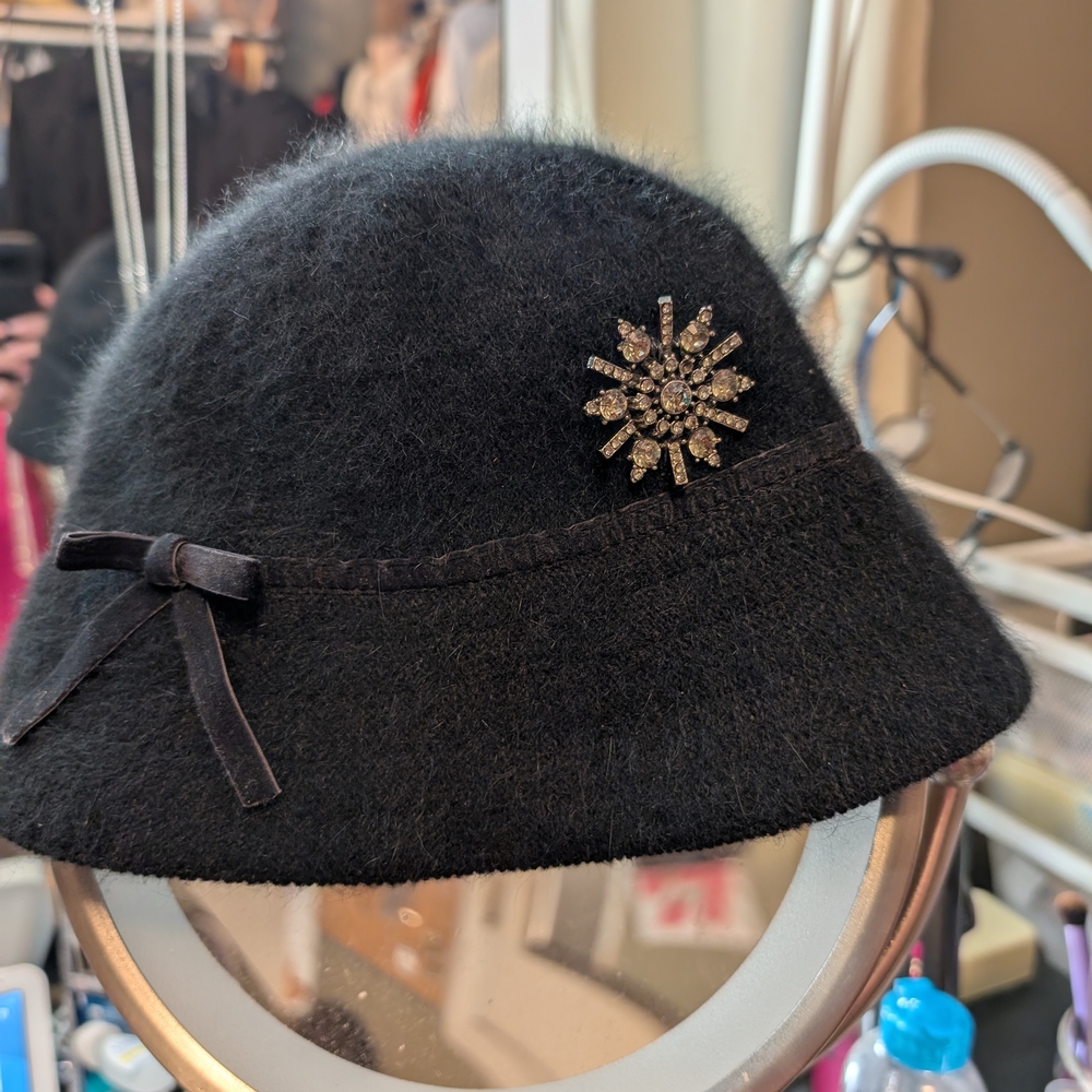 GAP Black Wool Hat With Broach